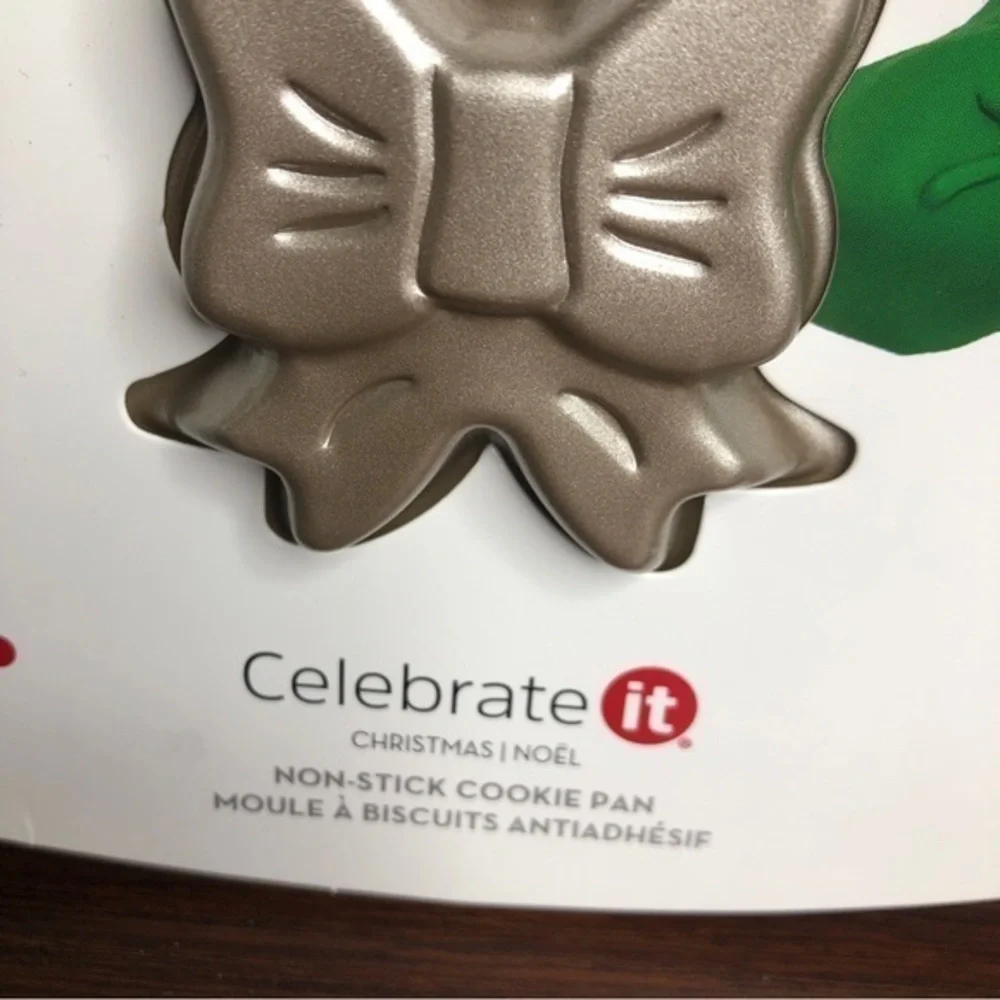 NWT Celebrate it non-stick cookie dough‎ Christmas holly and ivy bow mold pan